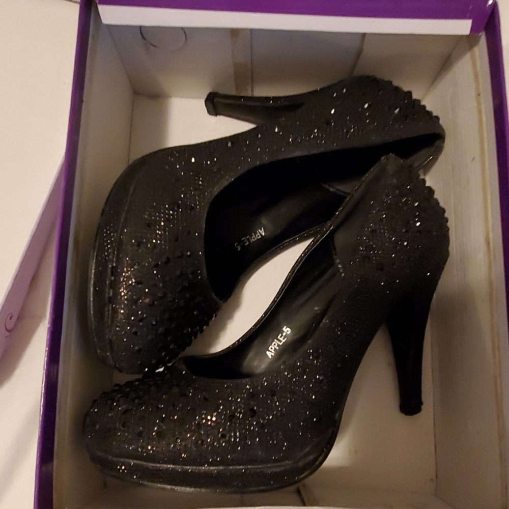 Black sparkly pumps